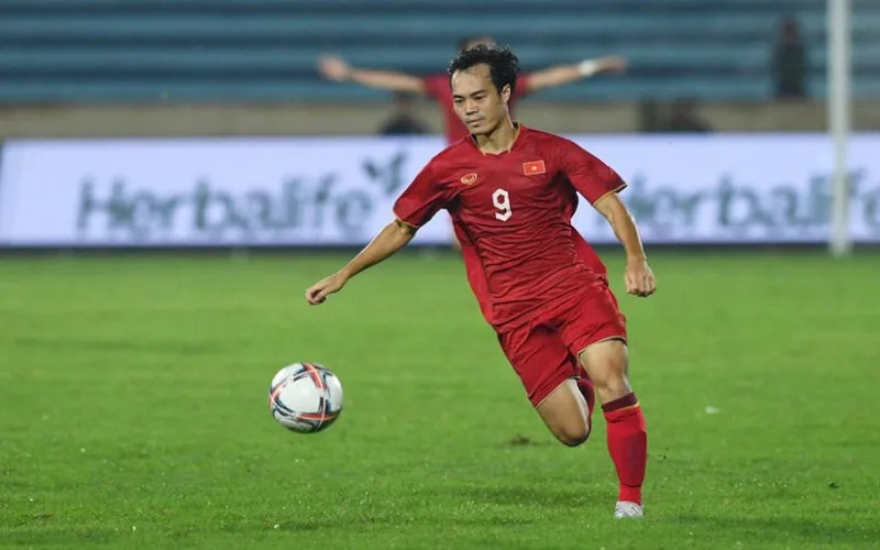 tien dao la gi vai tro va tam anh huong cua vi tri san ban trong bong da
