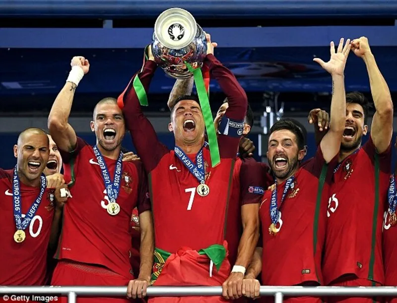 Trong màu áo Bồ Đào Nha, Ronaldo là biểu tượng lớn nhất của bóng đá nước này trong thế kỷ 21.