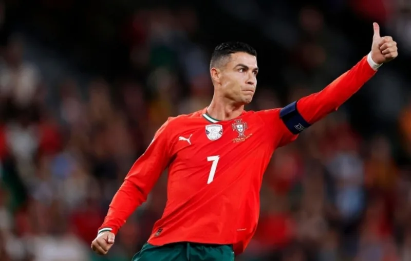 Cristiano Ronaldo là cầu thủ bóng đá người Bồ Đào Nha, sinh tại Madeira và nổi tiếng với biệt danh CR7.