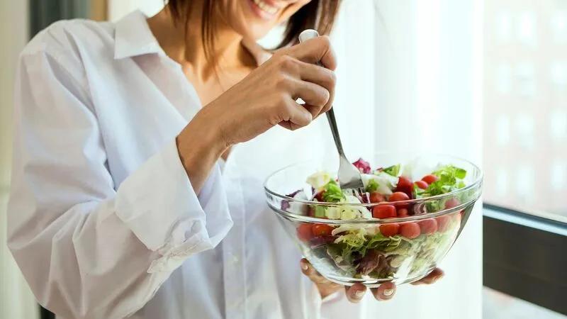 Có thể phân bổ thực phẩm giàu vitamin K vào bữa sáng, trưa và tối mà không cần xây dựng chế độ ăn quá phức tạp.